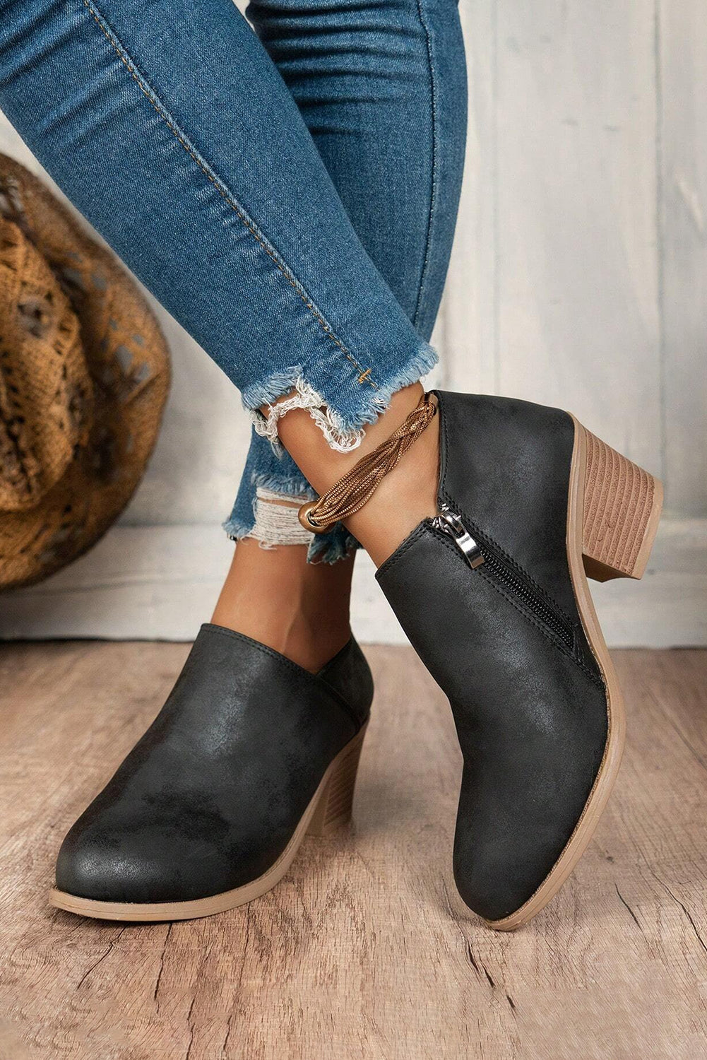 Tulip Opening Suede Ankle Boots Threaded Pear