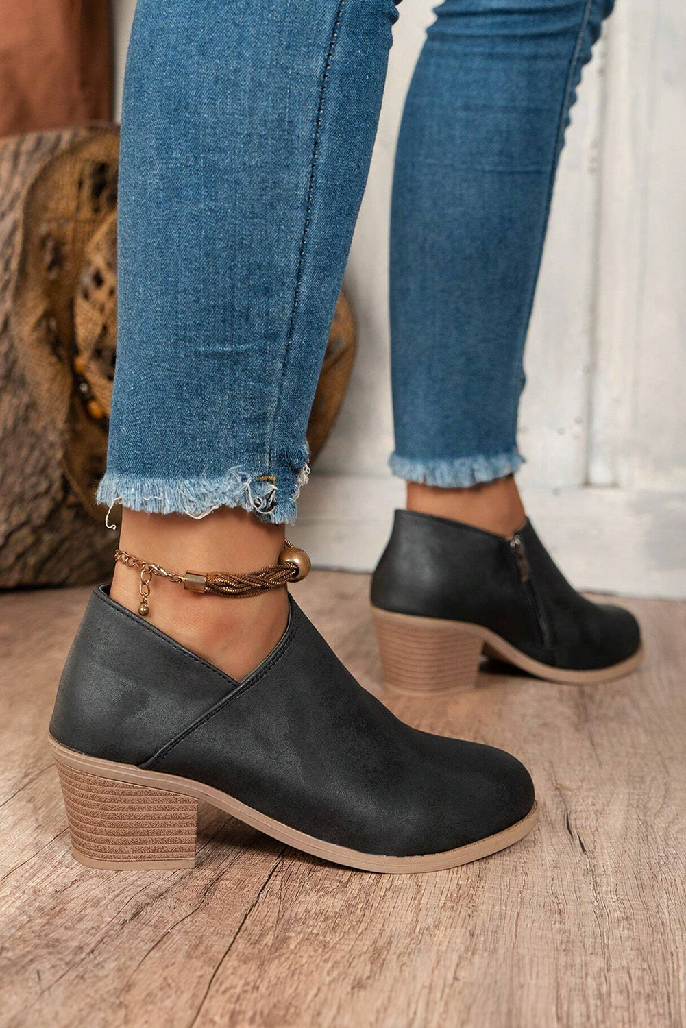 Tulip Opening Suede Ankle Boots Threaded Pear