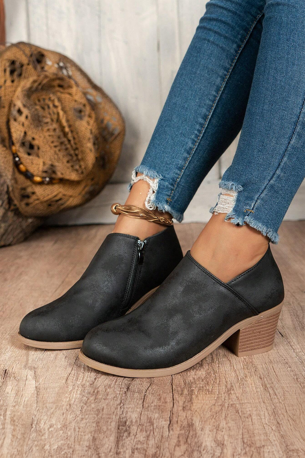Tulip Opening Suede Ankle Boots Threaded Pear