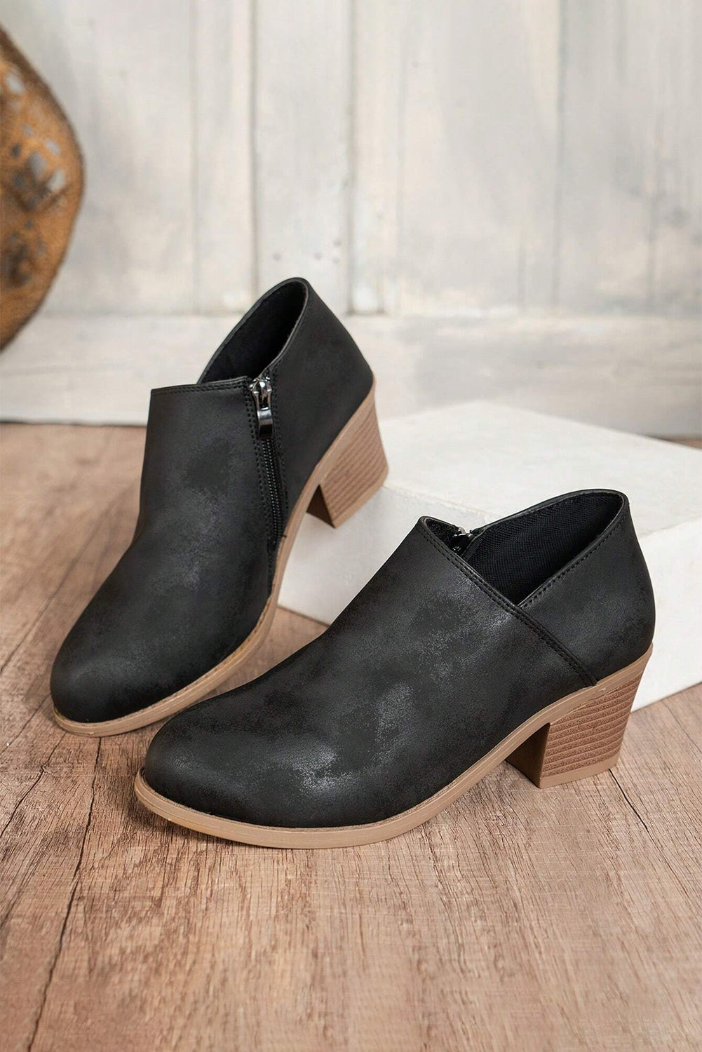 Tulip Opening Suede Ankle Boots Threaded Pear