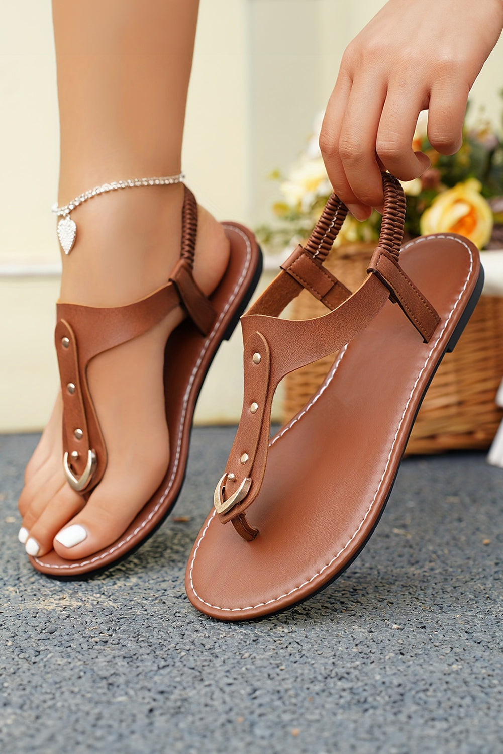 Luna Hollow Out Clip Toe Flat Sandals Threaded Pear