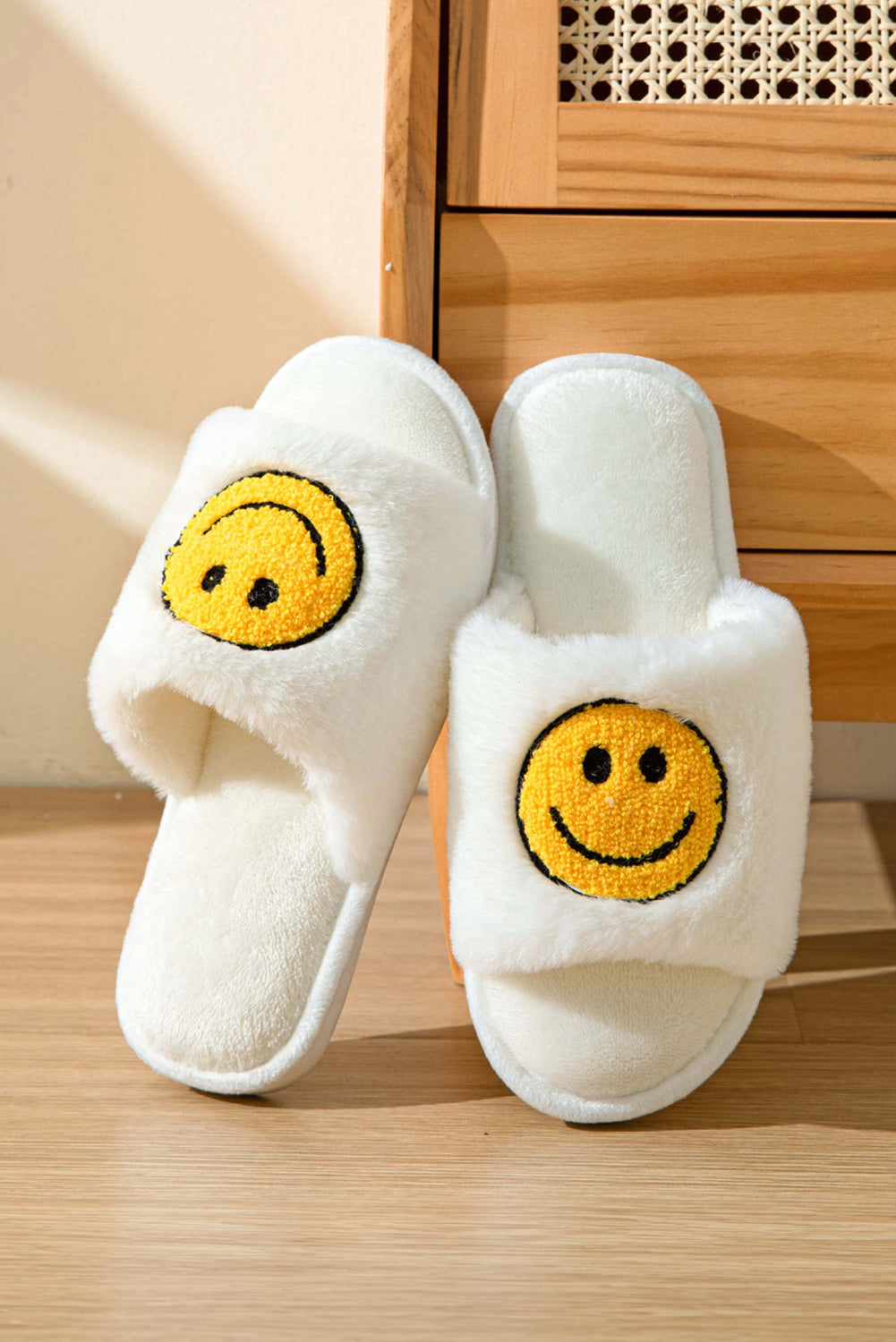 Smile Emoji Graphic Plush Home Slippers Threaded Pear