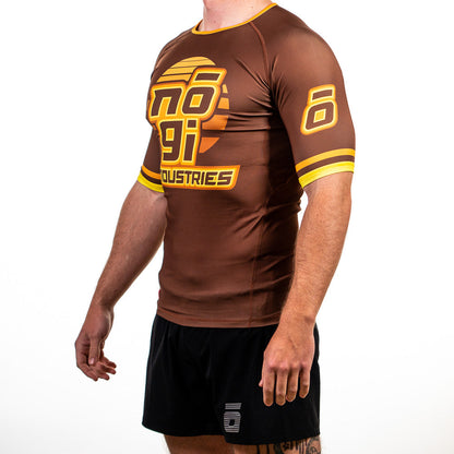'7Four Short Sleeve Rank Rash Guard Brown - Get it from Bo