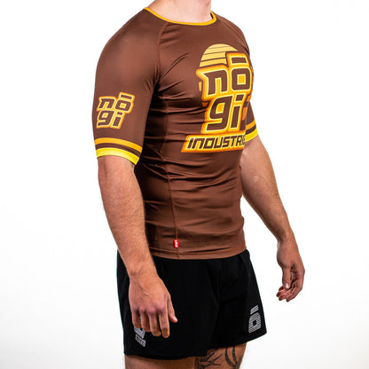 '7Four Short Sleeve Rank Rash Guard Brown - Get it from Bo