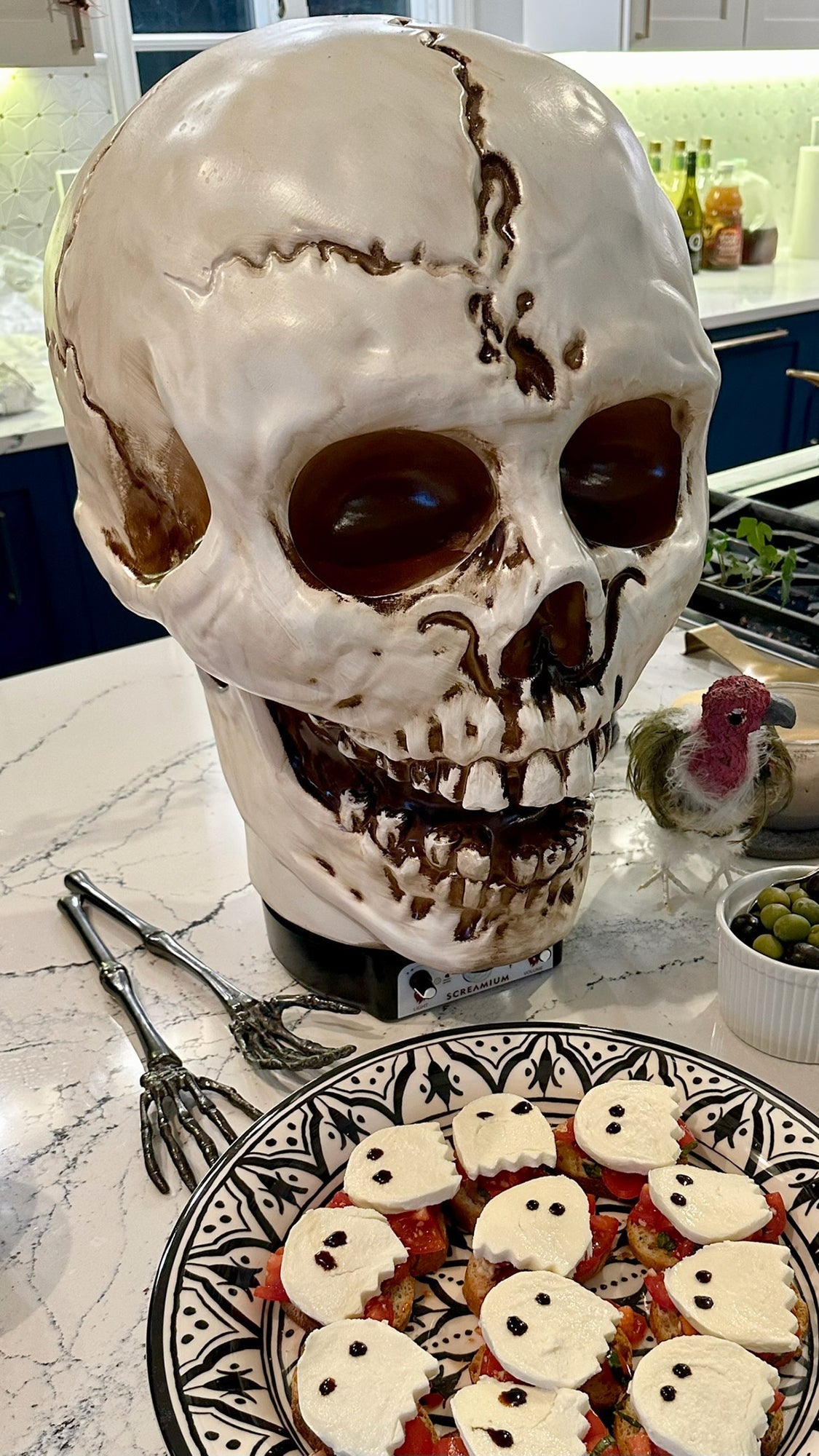 Giant Skull Animatronic Lamp Prop 20-Inch-Tall Heavy Duty Polyresin Halloween Decoration SCREAMIUM