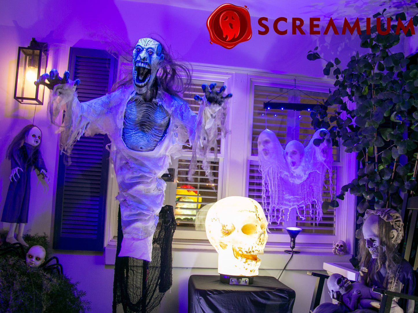Giant Skull Animatronic Lamp Prop 20-Inch-Tall Heavy Duty Polyresin Halloween Decoration SCREAMIUM