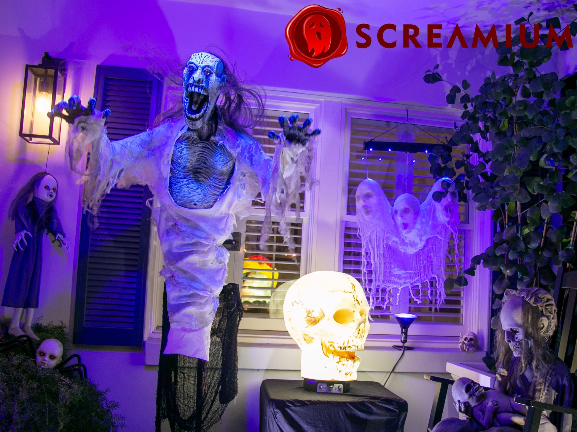 Giant Skull Animatronic Lamp Prop 20-Inch-Tall Heavy Duty Polyresin Halloween Decoration SCREAMIUM