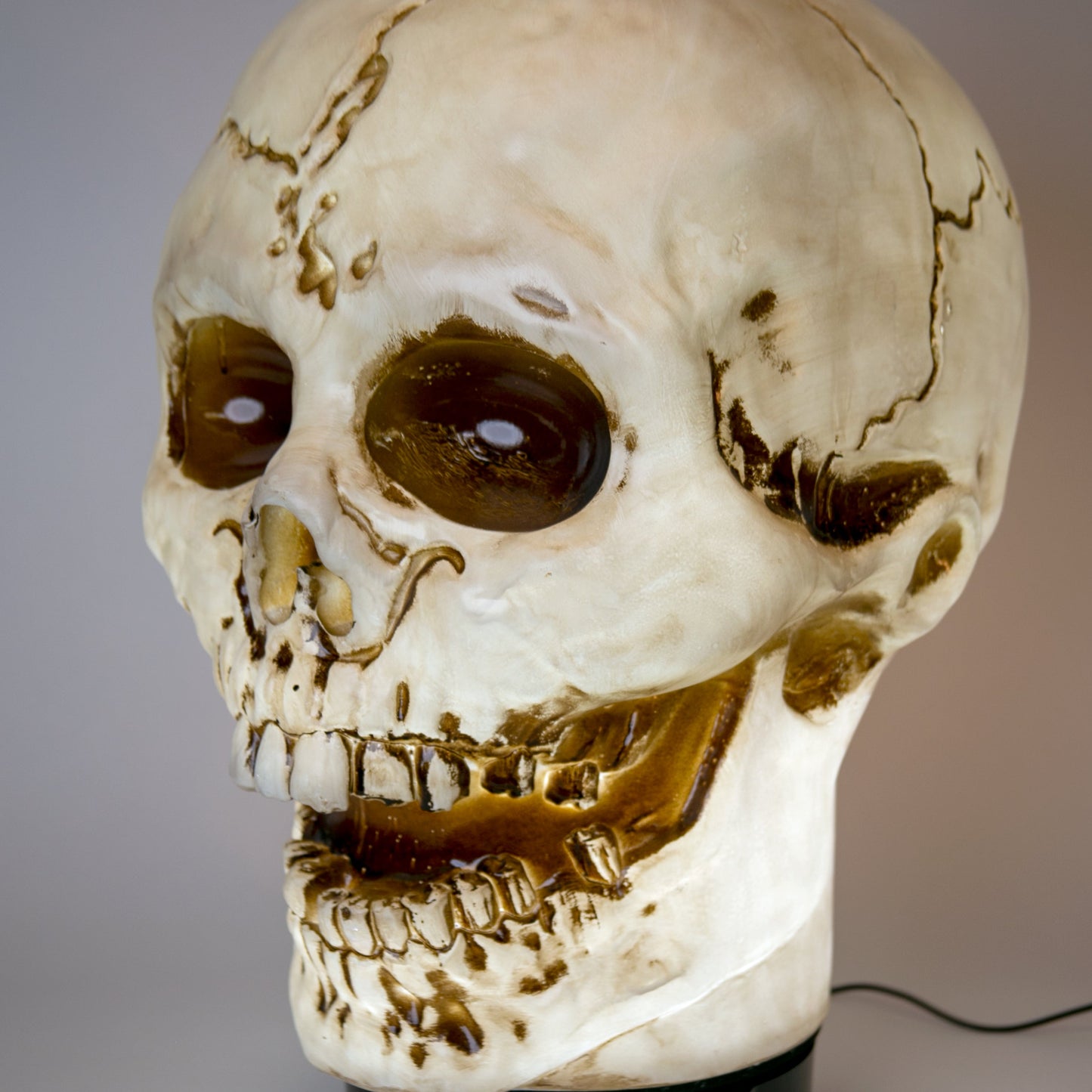 Giant Skull Animatronic Lamp Prop 20-Inch-Tall Heavy Duty Polyresin Halloween Decoration SCREAMIUM